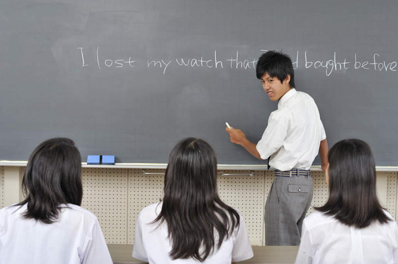 东方人,背部,四个人,学生,学校,站,坐,笑,微笑,露齿笑,横图,室内,白天,制服,桌子,亚洲,握,指,英文,拿,拿着,长裤,黄种人,方向,书桌,校园,粉笔,黑板擦,课桌,黑板,手势,站着,教室,短袖,校服,握着,指向,男人,男性,年轻男性,年轻女性,女人,女性,亚洲人,站立,坐着,半身,彩图