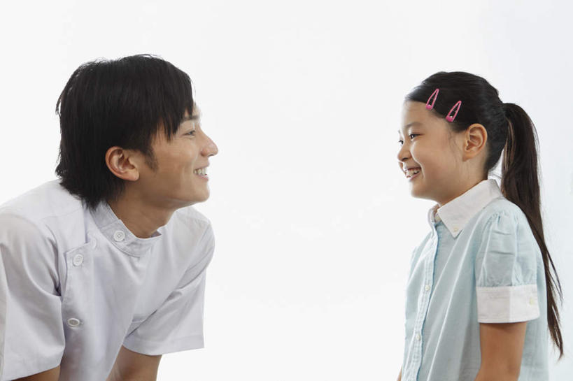 东方人,儿童,头发,两个人,医生,病人,站,蹲,笑,微笑,露齿笑,横图,室内,白天,白色背景,侧面,工作服,制服,亚洲,黄种人,半蹲,相视,小孩,黑色,站着,医护人员,医疗人员,短袖,摄影,影棚,发卡,男人,男性,年轻男性,女孩,亚洲人,孩子,长发,大夫,患者,就医者,站立,半身,彩图,影棚拍摄,拍摄,短发