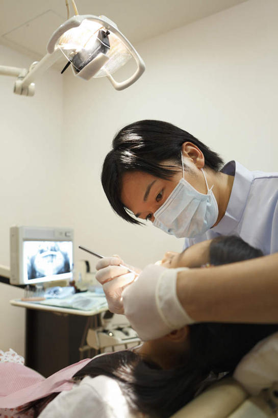 东方人,两个人,医生,病人,站,躺,竖图,室内,白天,正面,亚洲,握,检查,工具,灯光,黄种人,口罩,站着,医护人员,医疗人员,握着,医疗设备,塑胶手套,男人,男性,年轻男性,年轻女性,女人,女性,亚洲人,大夫,患者,就医者,躺着,仰头,站立,半身,彩图