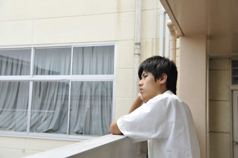 东方人,头发,一个人,学生,站,横图,室内,白天,正面,制服,窗户,窗帘,亚洲,仅一个男性,仅一个人,撑,走廊,托腮,黄种人,水管,玻璃窗,仅一个年轻男性,黑色,托,站着,思考,发呆,短袖,校服,下水管,托下巴,男人,男性,年轻男性,亚洲人,站立,半身,彩图,短发