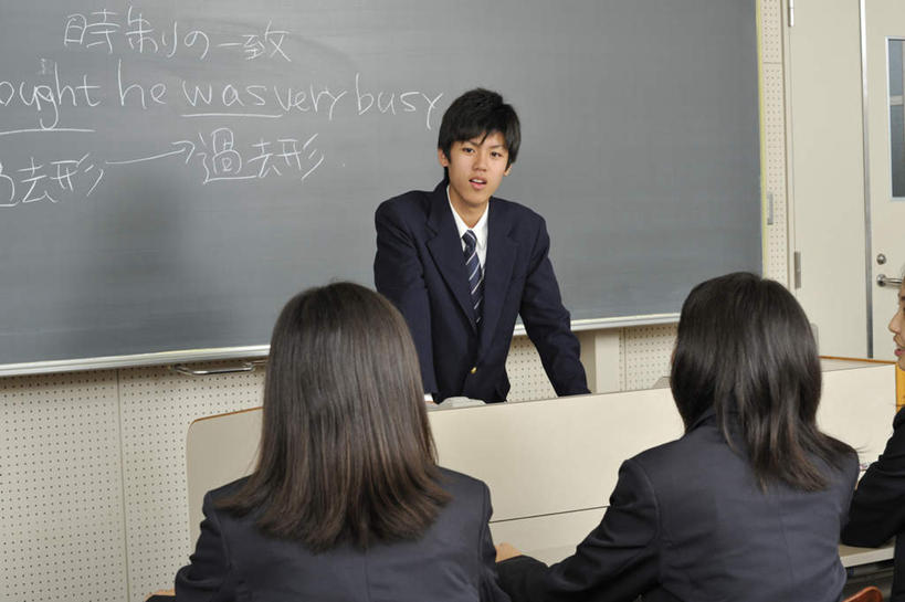 东方人,头发,四个人,学生,学校,站,坐,说,横图,室内,白天,正面,制服,门,桌子,椅子,亚洲,撑,学习,日文,木椅,黄种人,书桌,校园,黑色,讲台,课桌,黑板,门框,站着,上课,教室,校服,撑着,交流,男人,男性,年轻男性,年轻女性,女人,女性,亚洲人,长发,沟通,讲话,交谈,说话,谈话,站立,坐着,半身,彩图,短发