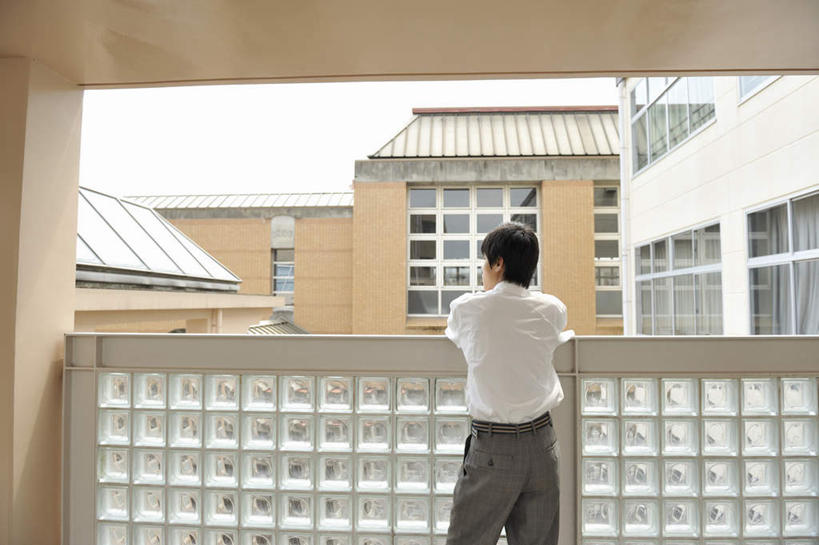 东方人,一个人,学生,栏杆,站,横图,室内,白天,制服,窗户,窗帘,亚洲,仅一个男性,仅一个人,屋顶,围栏,走廊,顶棚,远望,黄种人,护栏,玻璃窗,仅一个年轻男性,背面,靠,靠着,站着,校服,男人,男性,年轻男性,亚洲人,站立,半身,彩图