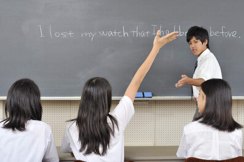 东方人,背部,头发,四个人,学生,学校,站,坐,说,横图,室内,白天,正面,制服,桌子,椅子,亚洲,指,木椅,黄种人,方向,书桌,校园,黑色,黑板擦,课桌,黑板,发言,手势,站着,教室,校服,指向,交流,男人,男性,年轻男性,年轻女性,女人,女性,亚洲人,长发,沟通,讲话,交谈,举手,说话,谈话,站立,坐着,半身,彩图,短发