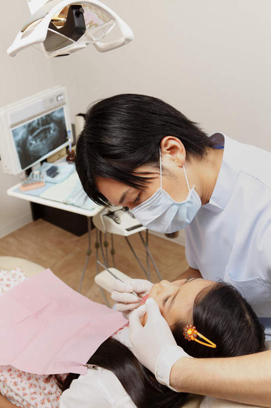 东方人,儿童,两个人,医生,病人,牙科医生,躺,竖图,俯视,室内,白天,工作服,制服,亚洲,戴,握,检查,拿,拿着,黄种人,小孩,口罩,张嘴,医护人员,医疗人员,握着,医疗设备,张大嘴巴,塑胶手套,工作制服,男人,男性,年轻男性,年轻女性,女孩,女性,亚洲人,孩子,大夫,患者,就医者,牙医,张开嘴,躺着,半身,彩图,高角度拍摄,工作套服,女生