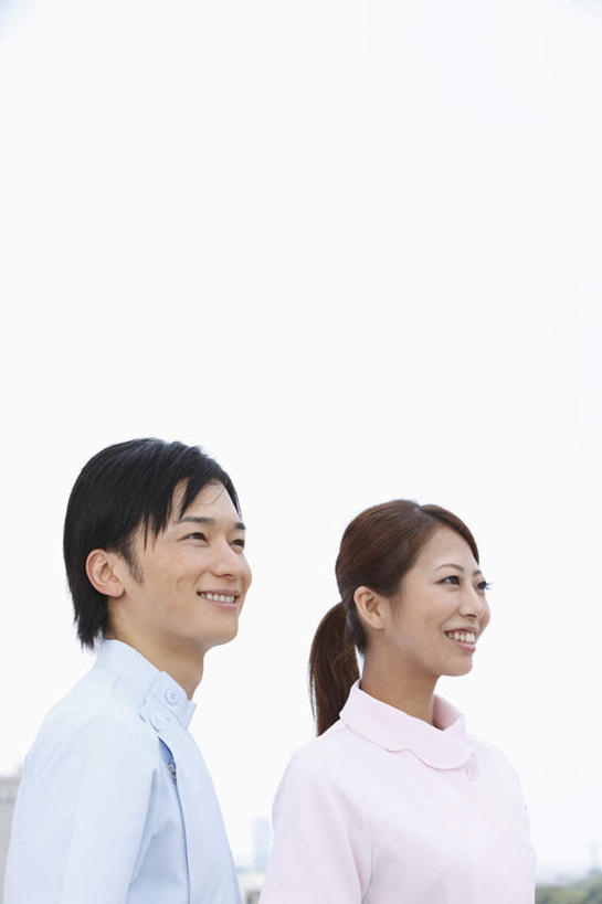 东方人,头发,两个人,同事,医生,护士,站,笑,微笑,露齿笑,竖图,室内,白天,侧面,工作服,制服,成功,合作,团队,集体,信心,亚洲,并排,远望,黄种人,队伍,蓝色,黑色,蓝天,天空,天,站着,医护人员,医疗人员,领导,白衣天使,成就,合伙,领袖,工作制服,男人,男性,年轻男性,年轻女性,女人,女性,亚洲人,长发,大夫,站立,半身,彩图,工作套服,短发