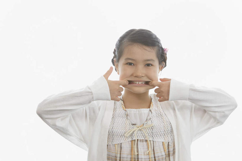 东方人,儿童,头发,一个人,横图,室内,白天,白色背景,正面,纯洁,亚洲,仅一个女性,仅一个人,黄种人,小孩,黑色,仅一个小孩,鬼脸,调皮,可爱,童年,童趣,摄影,影棚,童真,烂漫,无邪,天真,女孩,女人,女性,亚洲人,孩子,长发,半身,彩图,影棚拍摄,拍摄,女生