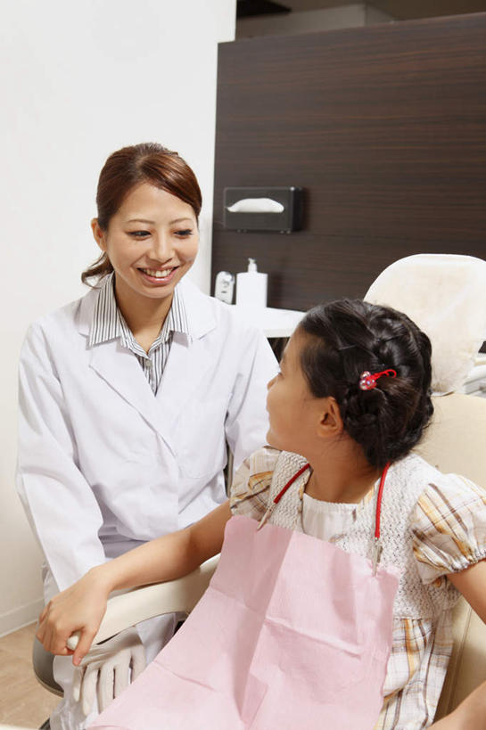 东方人,儿童,头发,两个人,医生,病人,牙科医生,坐,笑,微笑,露齿笑,竖图,室内,白天,正面,纯洁,椅子,亚洲,黄种人,小孩,黑色,医护人员,医疗人员,可爱,童年,童趣,童真,烂漫,无邪,回头看,天真,年轻女性,女孩,女人,女性,亚洲人,孩子,长发,大夫,患者,就医者,牙医,抬头,仰头,坐着,半身,彩图,女生