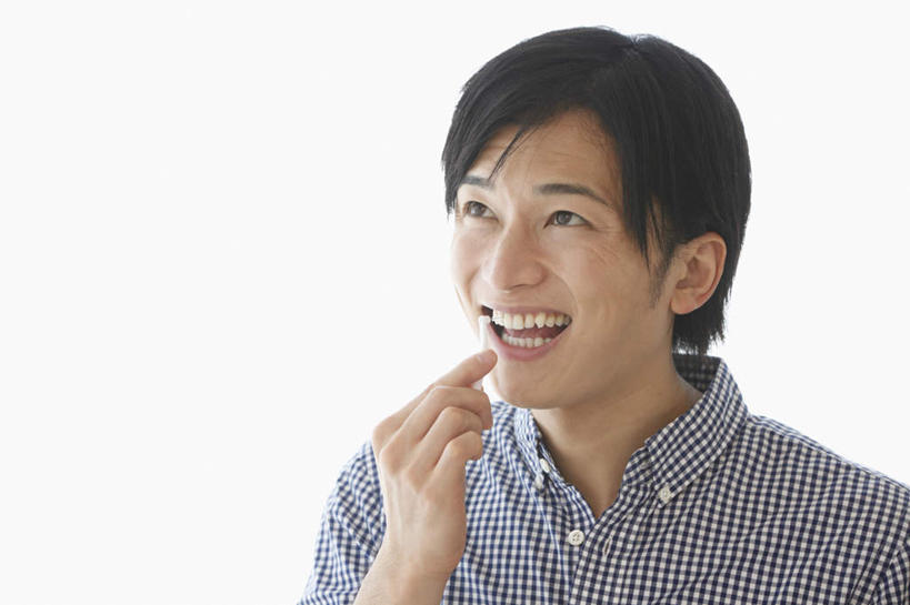 东方人,一个人,站,笑,微笑,露齿笑,横图,室内,白天,白色背景,正面,亚洲,仅一个男性,仅一个人,握,拿,拿着,休闲装,黄种人,仅一个年轻男性,站着,张嘴,休闲,休闲服,牙线,握着,摄影,影棚,张大嘴巴,男人,男性,年轻男性,亚洲人,张开嘴,站立,半身,彩图,影棚拍摄,拍摄
