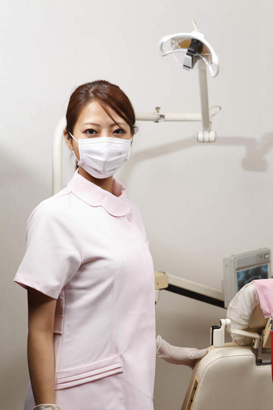 东方人,头发,一个人,护士,站,笑,微笑,竖图,室内,白天,正面,工作服,制服,亚洲,仅一个年轻女性,仅一个女性,仅一个人,戴,阴影,反射,影子,黄种人,黑色,口罩,站着,牙科设备,椅背,扶着,白衣天使,塑胶手套,工作制服,年轻女性,女人,女性,亚洲人,长发,站立,半身,彩图,工作套服