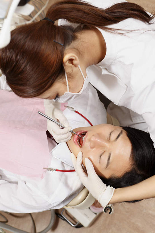 东方人,嘴,头发,两个人,医生,病人,牙科医生,躺,闭眼,竖图,俯视,室内,白天,工作服,制服,亚洲,戴,握,检查,工具,拿,拿着,黄种人,黑色,口罩,张嘴,医护人员,医疗人员,握着,戴着,张大嘴巴,塑胶手套,工作制服,卧着,男人,男性,年轻男性,年轻女性,女人,女性,亚洲人,长发,口,口腔,嘴巴,嘴唇,大夫,患者,就医者,牙医,张开嘴,闭眼睛,闭着眼,闭着眼睛,躺着,卧,半身,彩图,高角度拍摄,工作套服,短发