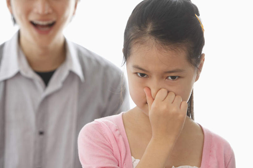 东方人,鼻子,头发,两个人,站,笑,捏,微笑,露齿笑,横图,室内,白天,正面,亚洲,捏着,注视,休闲装,黄种人,黑色,观察,看,站着,张嘴,休闲,休闲服,观看,察看,关注,呼气,张大嘴巴,男人,男性,年轻男性,年轻女性,女人,女性,亚洲人,长发,鼻,鼻孔,张开嘴,站立,半身,彩图,短发