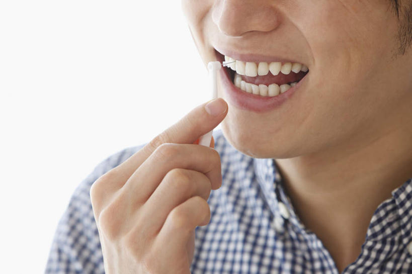 东方人,脸,头,嘴,脸颊,头发,一个人,笑,微笑,露齿笑,横图,室内,特写,白天,正面,亚洲,仅一个男性,仅一个人,握,拿,拿着,休闲装,黄种人,仅一个年轻男性,黑色,张嘴,休闲,休闲服,牙线,握着,张大嘴巴,男人,男性,年轻男性,亚洲人,头部,口,口腔,脸部,脸蛋,面部,嘴巴,嘴唇,张开嘴,半身,彩图,短发