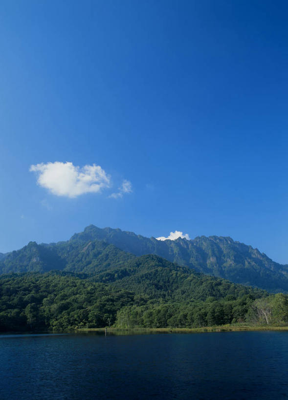 无人,公园,竖图,室外,白天,正面,旅游,度假,湖,湖泊,石头,美景,森林,山,树林,水,雪,雪山,植物,大雪,长野县,日本,亚洲,阴影,光线,石子,影子,冰,湖面,积雪,景观,山顶,山峰,水流,水面,雪景,云,云朵,冬季,冬天,山峦,云彩,娱乐,树,树木,蓝色,绿色,白云,倒影,蓝天,天空,阳光,自然,湖水,天,享受,休闲,景色,放松,寒冷,生长,晴朗,成长,冰冷,倒映,自然风光,东亚,沉积岩,本州,关东地方,本州岛,日本国,中部地方,群马,群马县,长野,新潟,新潟县,严寒,冰凉,酷寒,凛冽,凛凛,极冷,国立公园,颠峰,极峰,反照,水成岩,石块,岩石,晴空,彩图,上信越高原国立公园,户隐高原