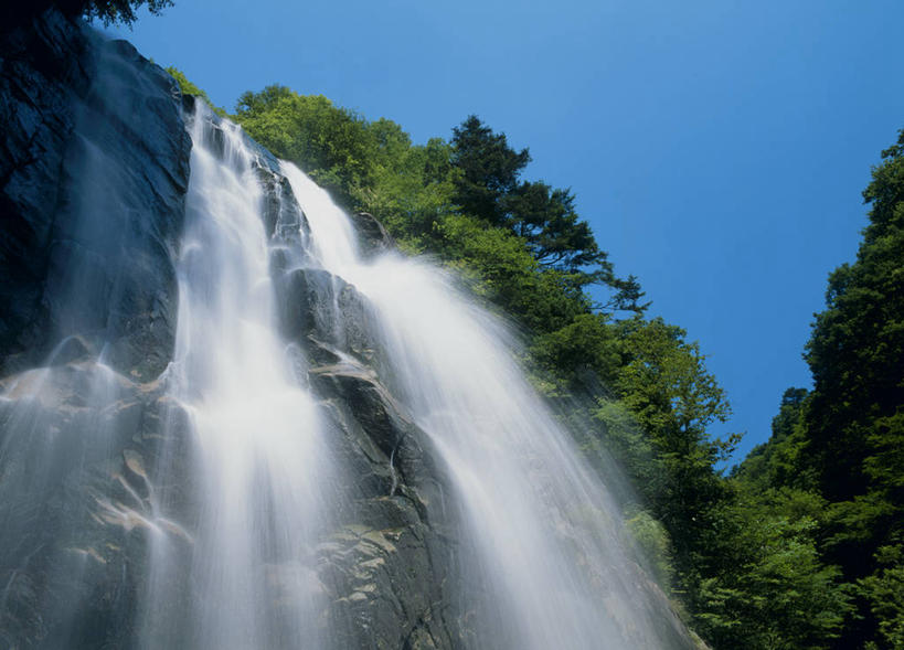无人,横图,室外,白天,仰视,旅游,度假,石头,美景,瀑布,森林,山,山脉,树林,水,植物,长野县,日本,亚洲,阴影,飞溅,朦胧,模糊,溅,光线,石子,液体,影子,景观,山顶,山峰,水滴,山峦,娱乐,水珠,树,树木,蓝色,绿色,蓝天,天空,阳光,自然,群山,天,享受,休闲,景色,放松,生长,晴朗,成长,喷洒,自然风光,东亚,沉积岩,本州,万里无云,本州岛,日本国,中部地方,长野,颠峰,极峰,水成岩,跌水,石块,岩石,晴空,晴空万里,彩图,低角度拍摄,高森町,下伊那郡