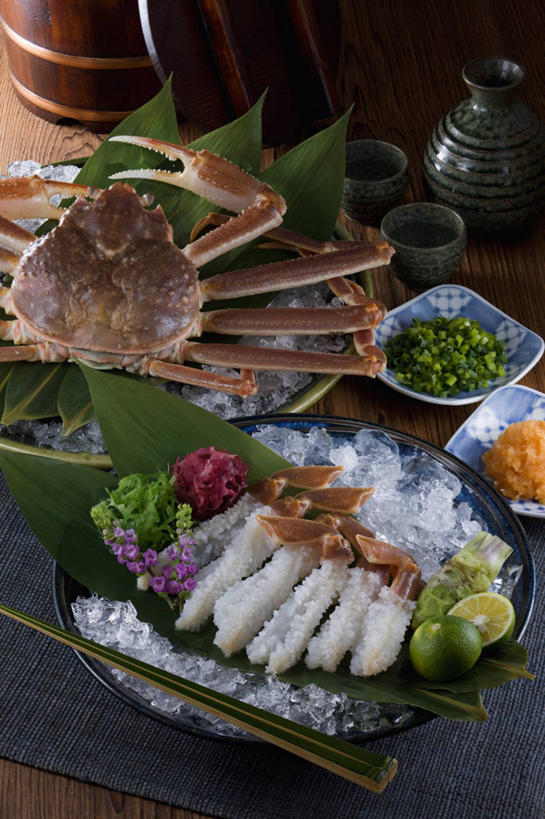 海鲜,蟹,清酒,生鱼片,无人,竖图,俯视,室内,特写,白天,烹饪,餐桌,桌子,水果,叶子,一堆,许多,切开,阴影,堆叠,堆积,新鲜,装饰,盛开,反射,螃蟹,影子,陶瓷,冰,肉,生食,鱼肉,日本料理,鱼片,冰块,料理,食品,果实,绿叶,陶瓷制品,酒类,很多,花蕾,冷冻,水产,菜肴,美食,肉类,海洋生物,酒,酒瓶,花,花瓣,花朵,鲜花,食物,饮料,酒杯,瓶子,日式料理,花苞,花蕊,切,日式,嫩叶,寒冷,佳肴,有机食品,绿色食品,冷藏,餐台,堆,华丽,修饰,海参,点缀,冰冷,水生动物,海产品,水生物,棘皮动物,剖面,肉食,海底动物,切面,衬托,美观,雅致,雅观,酸橙,沙西米,保鲜,代代,刺海参,叶,叶片,橙子,橙,彩图,高角度拍摄,刺参,刺身,清酒瓶