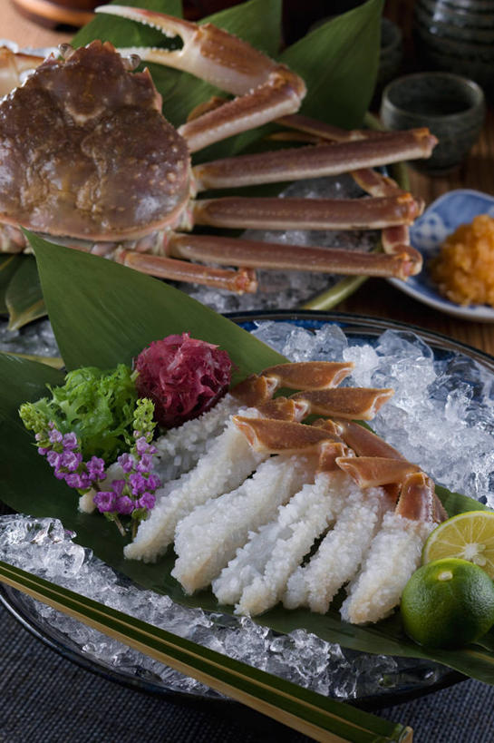 海鲜,蟹,清酒,生鱼片,无人,竖图,俯视,室内,特写,白天,烹饪,餐桌,桌子,水果,叶子,一堆,许多,切开,阴影,堆叠,堆积,新鲜,装饰,盛开,反射,螃蟹,影子,陶瓷,冰,肉,生食,鱼肉,日本料理,鱼片,冰块,料理,食品,果实,绿叶,陶瓷制品,酒类,很多,花蕾,冷冻,水产,菜肴,美食,肉类,海洋生物,酒,酒瓶,花,花瓣,花朵,鲜花,食物,饮料,酒杯,瓶子,日式料理,花苞,花蕊,切,日式,嫩叶,寒冷,佳肴,有机食品,绿色食品,冷藏,餐台,堆,华丽,修饰,海参,点缀,冰冷,水生动物,海产品,水生物,棘皮动物,剖面,肉食,海底动物,切面,衬托,美观,雅致,雅观,酸橙,沙西米,保鲜,代代,刺海参,叶,叶片,橙子,橙,彩图,高角度拍摄,刺参,刺身,清酒瓶