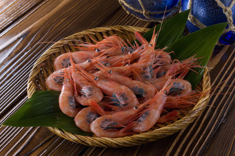 海鲜,无人,交叉,横图,俯视,室内,特写,白天,烹饪,植物,餐桌,桌子,竹子,叶子,玻璃,一堆,许多,阴影,堆叠,堆积,竹制,编织,反射,篮子,纹理,影子,虾,日本料理,料理,食品,绿叶,很多,水产,菜肴,美食,大虾,海洋生物,玻璃制品,食物,两个,一个,蓝色,绿色,竹篮,日式料理,日式,嫩叶,佳肴,对虾,单个,餐台,竹条,堆,交织,竹制品,水生动物,海产品,水生物,海底动物,斑节虾,肌理,穿插,东方对虾,中国对虾,叶,叶片,叶脉,彩图,高角度拍摄,浮法玻璃