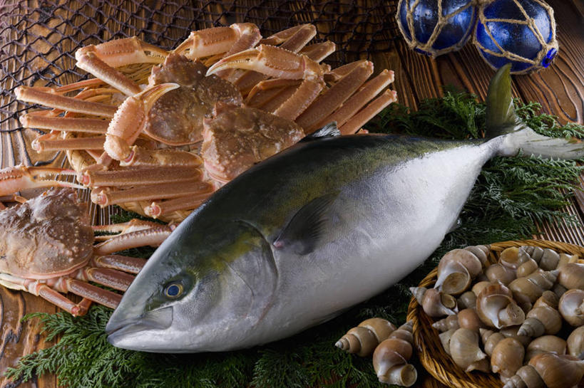 海鲜,蟹,无人,交叉,横图,俯视,室内,特写,白天,餐桌,桌子,竹子,叶子,玻璃,一堆,一条,许多,阴影,堆叠,堆积,竹制,编织,反射,螃蟹,鱼,篮子,影子,绿叶,很多,水产,鱼类,海洋生物,玻璃制品,两个,一个,蓝色,竹篮,嫩叶,单个,餐台,竹条,堆,交织,竹制品,水生动物,海产品,水生物,螺蛳,海底动物,田螺,蜗篱,师螺,蜗蠃,方田螺,穿插,叶,叶片,彩图,高角度拍摄,浮法玻璃