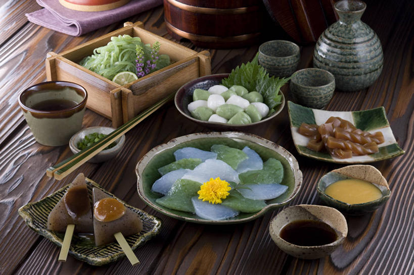 清酒,无人,交叉,横图,俯视,室内,特写,白天,烹饪,餐桌,筷子,桌子,竹子,餐具,叶子,阴影,竹制,装饰,盛开,编织,反射,碟子,篮子,盘,影子,陶瓷,调料,酱料,酱汁,佐料,日本料理,料理,食品,绿叶,陶瓷制品,酒类,调味品,调味料,花蕾,文化,蒟蒻,传统,酱,菜肴,美食,酒,酒瓶,花,花瓣,花朵,鲜花,食物,饮料,一朵,黄色,盘子,酒杯,瓶子,容器,竹篮,碟,碗,日式料理,花苞,花蕊,日式,嫩叶,佳肴,餐台,储藏,竹条,礼节,华丽,修饰,交织,点缀,竹制品,储存,礼仪,衬托,美观,雅致,雅观,穿插,鬼芋,菎蒻,雷公枪,蒻头,魔芋,叶,叶片,进餐用具,彩图,高角度拍摄,贮存,清酒瓶