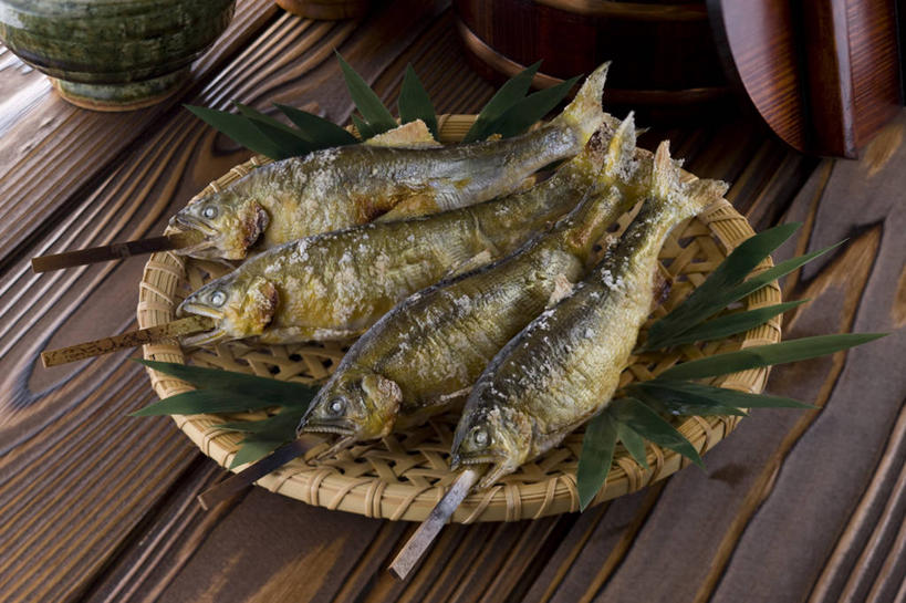 无人,交叉,横图,俯视,室内,特写,白天,烹饪,桌面,桌子,竹子,叶子,一排,阴影,竹制,整齐,编织,反射,木制,鱼,篮子,影子,烤鱼,肉,鱼肉,日本料理,料理,食品,绿叶,香鱼,菜肴,美食,肉类,鱼类,竹签,海洋生物,食物,排列,一个,木制品,竹篮,日式料理,四条,日式,嫩叶,佳肴,单个,竹条,交织,竹制品,队列,水生动物,水生物,肉食,海底动物,取食签,穿插,瓜鱼,香油鱼,叶,叶片,彩图,高角度拍摄