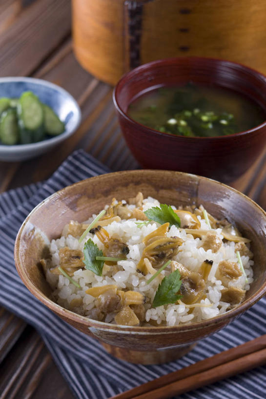 无人,竖图,俯视,室内,特写,白天,烹饪,筷子,桌面,桌子,黄瓜,蔬菜,餐具,一双,阴影,新鲜,反射,木制,影子,陶瓷,日本料理,味增汤,料理,食品,陶瓷制品,文化,传统,菜肴,美食,食物,腌制,三个,餐巾,木制品,容器,碗,日式料理,日式,佳肴,有机食品,绿色食品,储藏,礼节,储存,礼仪,酸黄瓜,腌渍,保洁方巾,口布,进餐用具,青瓜,胡瓜,彩图,高角度拍摄,清脆,爽口,贮存