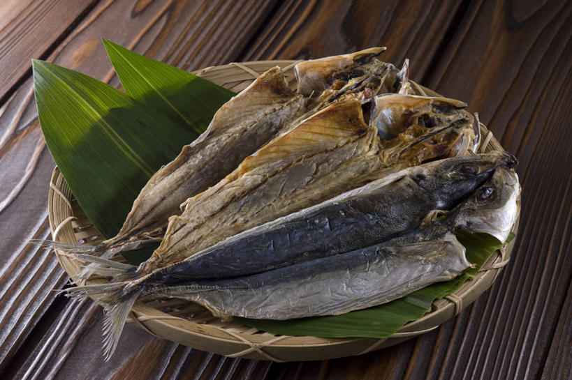 无人,交叉,横图,俯视,室内,特写,白天,烹饪,桌面,桌子,竹子,叶子,阴影,竹制,编织,反射,木制,篮子,影子,肉,鱼肉,日本料理,料理,食品,绿叶,菜肴,美食,肉类,食物,腌制,一个,木制品,竹篮,日式料理,日式,嫩叶,佳肴,单个,竹条,交织,竹制品,肉食,咸鱼,穿插,消食,叶,叶片,彩图,高角度拍摄,腌鱼,开胃