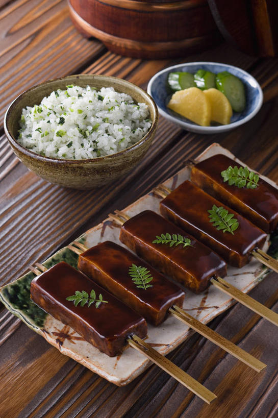 米饭,豆腐,无人,竖图,俯视,室内,特写,白天,烹饪,桌面,桌子,黄瓜,蔬菜,餐具,一排,阴影,新鲜,整齐,反射,木制,碟子,盘,影子,陶瓷,日本料理,味增汤,料理,食品,陶瓷制品,饭,菜肴,美食,竹签,食物,腌制,排列,三个,盘子,木制品,容器,碟,碗,日式料理,日式,佳肴,有机食品,绿色食品,储藏,五谷,豆制品,储存,队列,酸黄瓜,腌渍,取食签,青瓜,胡瓜,彩图,高角度拍摄,清脆,爽口,贮存