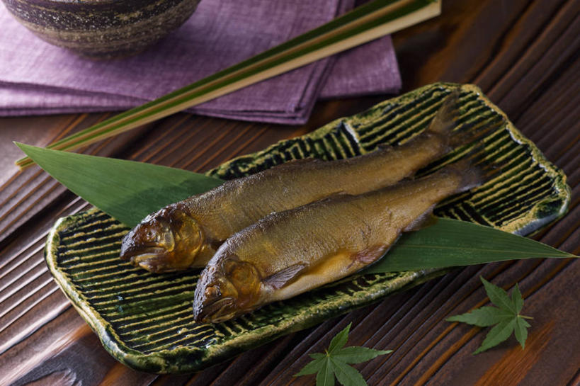 无人,横图,俯视,室内,特写,白天,烹饪,筷子,桌面,桌子,餐具,叶子,两条,一双,阴影,反射,木制,鱼,碟子,盘,影子,日本料理,料理,食品,枫叶,绿叶,香鱼,文化,传统,菜肴,美食,鱼类,海洋生物,食物,一个,盘子,木制品,碟,日式料理,日式,嫩叶,佳肴,单个,枫树叶,礼节,水生动物,礼仪,水生物,海底动物,瓜鱼,香油鱼,叶,叶片,进餐用具,彩图,高角度拍摄,全身