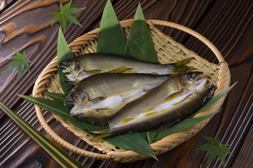 无人,横图,俯视,室内,特写,白天,烹饪,筷子,桌面,桌子,餐具,叶子,一双,阴影,反射,木制,鱼,碟子,盘,影子,日本料理,料理,食品,枫叶,绿叶,香鱼,文化,传统,菜肴,美食,鱼类,海洋生物,食物,一个,盘子,木制品,碟,日式料理,日式,嫩叶,佳肴,三条,单个,枫树叶,礼节,水生动物,礼仪,水生物,海底动物,瓜鱼,香油鱼,叶,叶片,进餐用具,彩图,高角度拍摄,全身