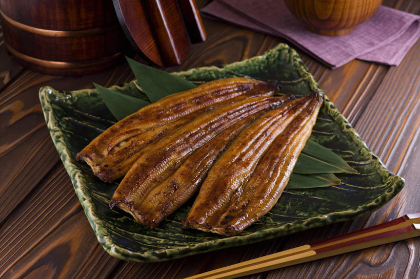 鳗鱼,无人,横图,俯视,室内,特写,白天,烹饪,筷子,桌面,桌子,鳗鲡,餐具,叶子,一双,阴影,反射,木制,碟子,盘,影子,烤鱼,肉,鱼肉,日本料理,料理,食品,绿叶,文化,传统,菜肴,美食,肉类,食物,一个,紫色,盘子,餐巾,木制品,碟,日式料理,日式,嫩叶,佳肴,单个,礼节,康吉鳗,礼仪,肉食,河鳗,白鳗,青鳝,风馒,保洁方巾,口布,叶,叶片,进餐用具,白鳝,彩图,高角度拍摄