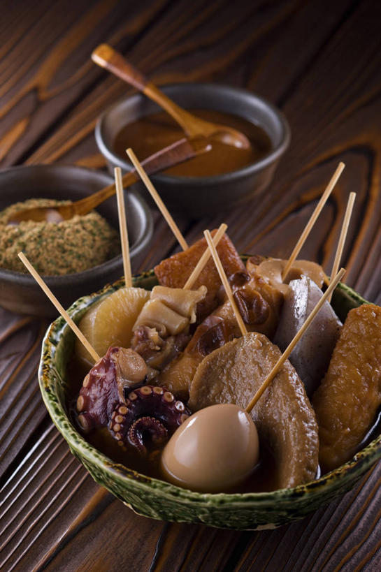 无人,竖图,俯视,室内,特写,白天,烹饪,桌面,萝卜,白萝卜,蔬菜,厨具,金属制品,五个,许多,阴影,新鲜,反射,金属,木制,炖锅,粉末,锅子,影子,勺子,陶瓷,肉,鱼肉,日本料理,味增汤,料理,食品,陶瓷制品,锅,火锅,猪肉,菜肴,美食,肉类,竹签,食物,木制品,容器,调羹,汤匙,碗,日式料理,日式,粉,佳肴,有机食品,绿色食品,锅具,储藏,子,储存,肉食,烹饪用具,豚肉,取食签,关东煮,日式火锅,粉状,粉剂,关东炊,黑轮,御田,暖锅,烹调用具,莱菔,烹调,彩图,高角度拍摄,贮存