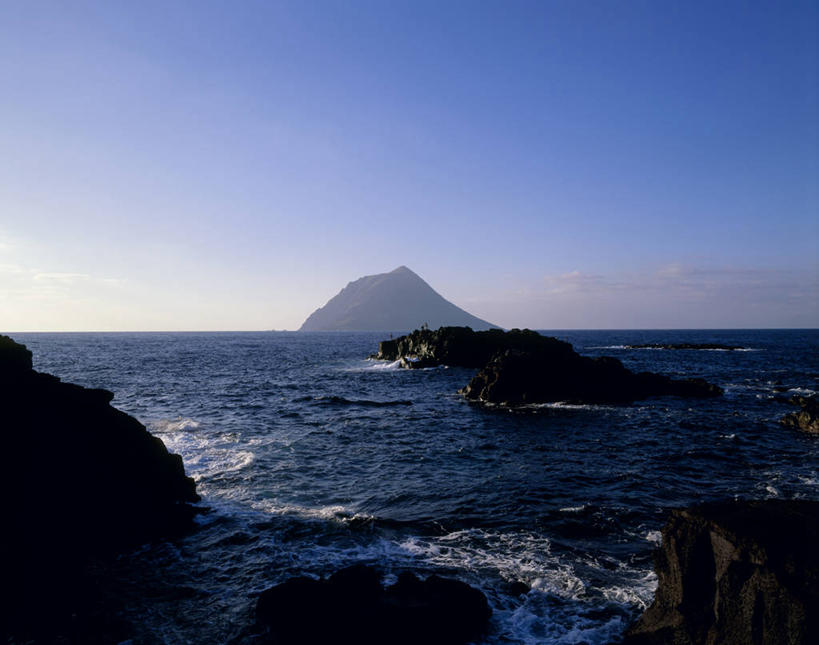 无人,横图,室外,白天,正面,旅游,度假,岛屿,海浪,海洋,石头,美景,水,东京,日本,亚洲,阴影,飞溅,溅,光线,石子,液体,影子,岛,景观,浪花,水滴,娱乐,水珠,蓝色,蓝天,天空,阳光,自然,海水,天,享受,休闲,景色,放松,晴朗,喷洒,自然风光,海景,东亚,本州,万里无云,关东地方,本州岛,日本国,东京都,豆南诸岛,伊豆七岛,伊豆群岛,大海,风浪,海,海水的波动,近岸浪,列岛,群岛,石块,岩石,涌浪,诸岛,晴空,晴空万里,彩图,八丈岛,八丈町,八丈支厅