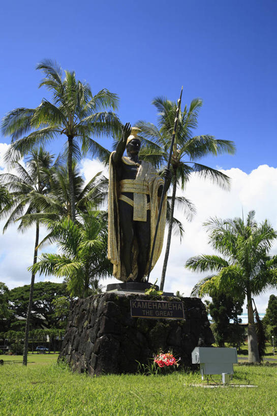 西方人,一个人,无人,站,竖图,室外,白天,仰视,旅游,度假,草地,草坪,岛屿,美景,植物,棕榈树,叶子,雕塑,夏威夷,欧洲,美国,欧洲人,仅一个男性,仅一个人,仅一个中年男性,阴影,艺术,装饰,光线,雕刻,雕像,影子,景观,云,云朵,绿叶,云彩,娱乐,草,树,树木,蓝色,绿色,白云,蓝天,天空,阳光,自然,工艺品,天,站着,享受,休闲,嫩叶,景色,放松,生长,晴朗,成长,纪念,美术,北美,北美洲,国王,自然风光,主题,美洲,陈列,棕榈叶,一尊,夏威夷岛,夏威夷州,爱洛哈之州,卡美哈美哈国王,希洛,功能,美学,北亚美利加洲,亚美利加洲,大岛,男人,男性,中年男性,白种人,叶,叶片,列岛,群岛,诸岛,晴空,棕树,棕榈,站立,彩图,低角度拍摄,全身,卡米哈米哈大帝,卡米哈米哈一世