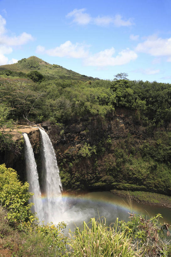 无人,竖图,俯视,室外,白天,旅游,度假,彩虹,岛屿,美景,瀑布,森林,树林,水,植物,夏威夷,美国,阴影,飞溅,溅,光线,液体,影子,景观,水滴,云,云朵,云彩,娱乐,水珠,树,树木,蓝色,绿色,白云,蓝天,天空,阳光,自然,天,享受,休闲,景色,放松,生长,晴朗,成长,北美,北美洲,喷洒,自然风光,美洲,夏威夷州,爱洛哈之州,可爱岛,考艾岛,考爱岛,北亚美利加洲,亚美利加洲,花园之岛,跌水,列岛,群岛,诸岛,虹,虹桥,七彩虹,晴空,天虹,彩图,高角度拍摄,威陆亚瀑布