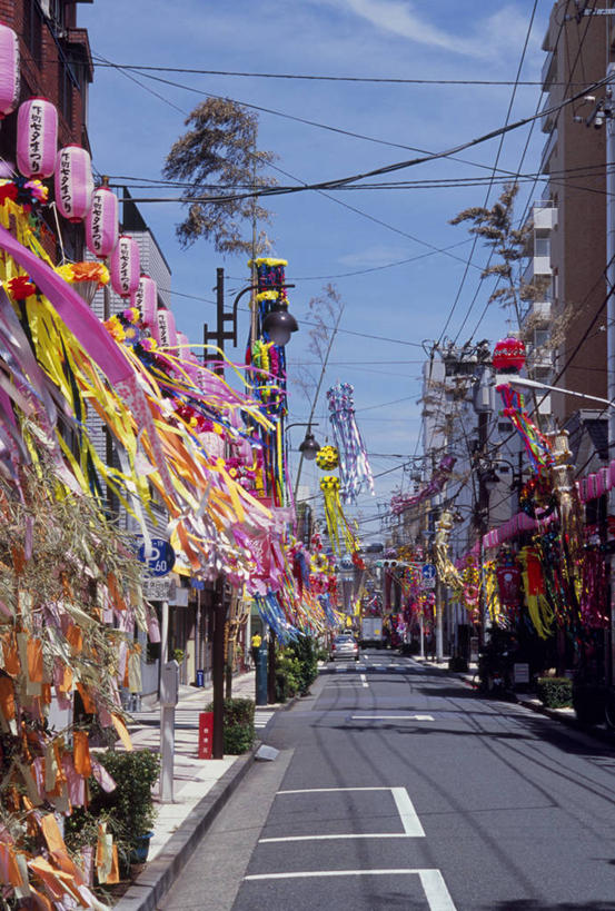 无人,高楼大厦,竖图,室外,白天,仰视,度假,美景,城市风光,城市,大厦,道路,建筑,路,摩天大楼,公路,东京,日本,亚洲,阴影,光线,影子,景观,云,云朵,分界线,停车线,交通,云彩,娱乐,建设,蓝色,白云,蓝天,天空,阳光,天,享受,休闲,景色,放松,晴朗,车行道,车行道分界线,标线,东亚,车行线,本州,关东地方,本州岛,日本国,东京都,台东区,晴空,马路,彩图,低角度拍摄,大楼,高层建筑,高楼,摩天楼