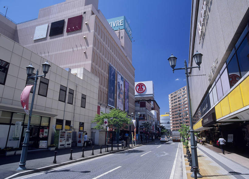 无人,高楼大厦,横图,室外,白天,仰视,度假,美景,植物,城市风光,城市,大厦,道路,建筑,路,路灯,摩天大楼,公路,照明,日本,亚洲,阴影,光线,影子,景观,灯光,分界线,停车线,交通,娱乐,建设,灯,树,树木,蓝色,绿色,蓝天,天空,阳光,自然,天,享受,休闲,景色,放松,生长,晴朗,成长,车行道,车行道分界线,照亮,照明设备,标线,东亚,车行线,本州,万里无云,关东地方,本州岛,日本国,群马,群马县,高崎市,晴空,晴空万里,马路,彩图,低角度拍摄,大楼,高层建筑,高楼,摩天楼,高崎