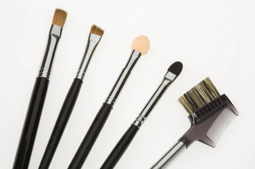 无人,横图,俯视,室内,特写,白天,白色背景,静物,五个,一排,许多,整齐,排列,化妆刷,刷子,摄影,影棚,眼影刷,美容工具,队列,彩妆刷,化妆工具,彩图,高角度拍摄,影棚拍摄,拍摄