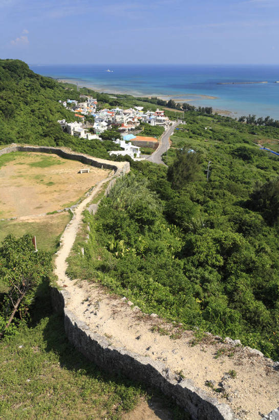 无人,竖图,俯视,室外,白天,旅游,度假,草地,草坪,海浪,海洋,石头,名胜古迹,植物,标志建筑,地标,建筑,日本,亚洲,阴影,遗迹,光线,石子,影子,堡垒,城堡,浪花,水平线,辽阔,海平线,古迹,文物,娱乐,建设,冲绳,古建筑,草,树,树木,蓝色,绿色,蓝天,天空,阳光,自然,海水,天,享受,休闲,广阔,旅游胜地,放松,生长,晴朗,成长,一望无际,冲绳县,要塞,海景,古文明,东亚,万里无云,琉球群岛,冲绳岛,日本国,九州地方,无边无际,一马平川,设防,冲绳群岛,大海,风浪,海,海水的波动,近岸浪,石块,岩石,涌浪,晴空,晴空万里,彩图,高角度拍摄,冲绳本岛,琉球列岛,宇流麻市,水天相接,水天一线