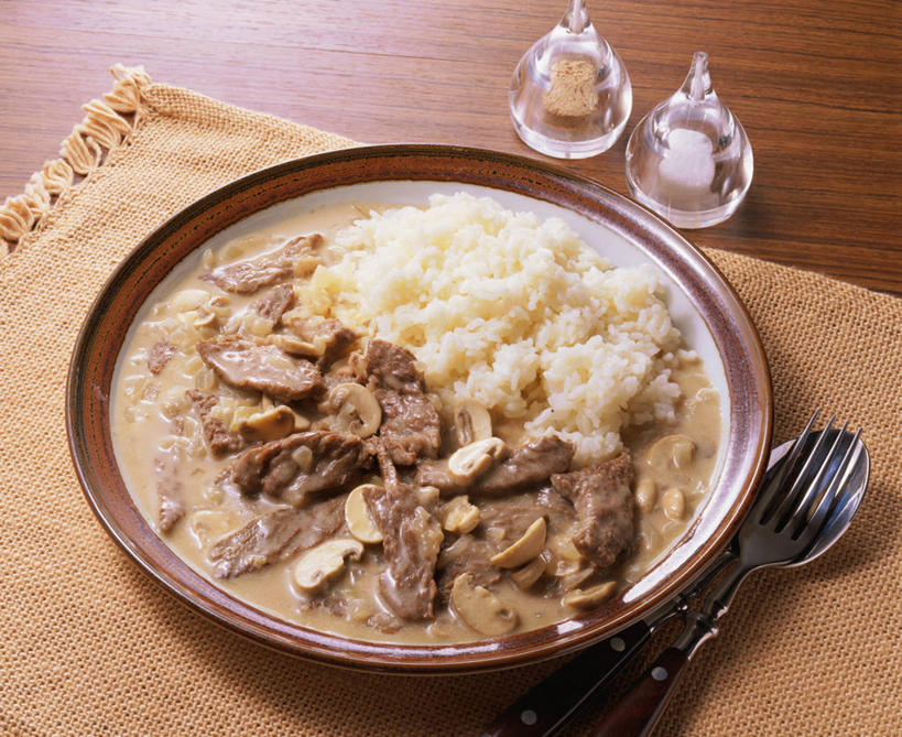 无人,横图,俯视,室内,特写,白天,烹饪,西餐,餐桌,桌子,餐具,一把,阴影,反射,木制,布料,叉子,碟子,盘,影子,调料,酱料,酱汁,肉,佐料,牛肉,料理,食品,调味品,调味料,布纹,酱,沙拉酱,菜肴,美食,肉类,桌布,食物,盘子,餐巾,木制品,碟,台布,西式,佳肴,餐台,肉食,餐叉,进餐用具,餐桌布,彩图,高角度拍摄