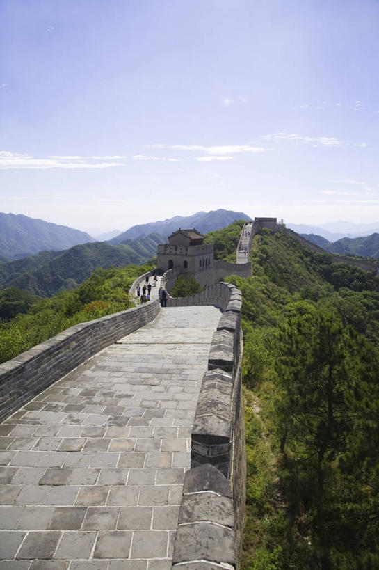 无人,竖图,室外,白天,正面,石头,森林,山,山脉,树林,植物,楼梯,北京,长城,中国,亚洲,阴影,弯曲,光线,石子,影子,阶梯,墙,山峰,云,云朵,山峦,首都,云彩,墙壁,墙面,台阶,树,树木,蓝色,绿色,白云,蓝天,天空,阳光,自然,群山,天,蜿蜒,生长,晴朗,成长,万里长城,东亚,八达岭,八达岭长城,中华人民共和国,北京市,京,北平,华北地区,延庆县,军都山,石块,晴空,彩图