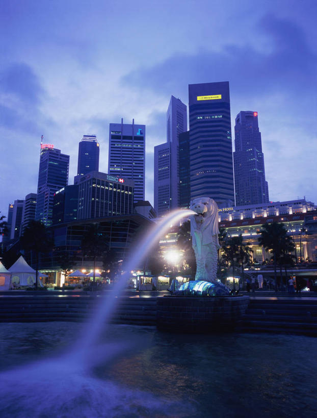 无人,高楼大厦,竖图,室外,白天,仰视,旅游,度假,办公楼,湖,湖泊,日落,水,植物,标志建筑,大厦,地标,建筑,摩天大楼,写字楼,新加坡,亚洲,阴影,飞溅,溅,光线,液体,影子,湖面,水滴,水流,水面,晚霞,霞光,落日,灯光,首都,娱乐,建设,水珠,树,树木,绿色,自然,黄昏,楼宇,湖水,享受,休闲,旅游胜地,商务楼,彩霞,放松,东南亚,生长,成长,喷洒,鱼尾狮,鱼尾狮公园,新加坡共和国,夕照,薄暮,狮头鱼尾像,夕阳,彩图,低角度拍摄,傍晚,大楼,高层建筑,高楼,摩天楼,斜阳