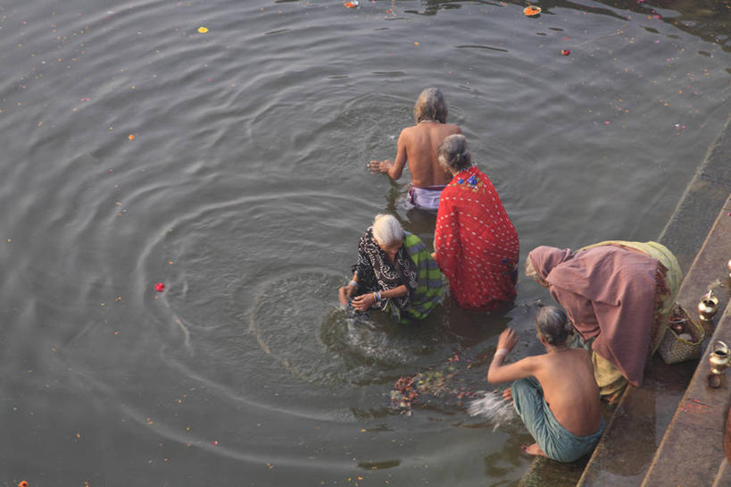 伙伴,朋友,站,蹲,横图,俯视,室外,白天,民族服装,友谊,河流,水,印度,亚洲,阴影,光线,影子,河水,水流,许多人,注视,裸露,阳光,观察,看,站着,一群人,观看,察看,关注,南亚,裸,印度共和国,北方邦,瓦拉纳西,贝拿勒斯,友情,女人,女性,中年女性,亚洲人,印度人,蹲着,站立,半身,彩图,高角度拍摄,传统服装,民俗服