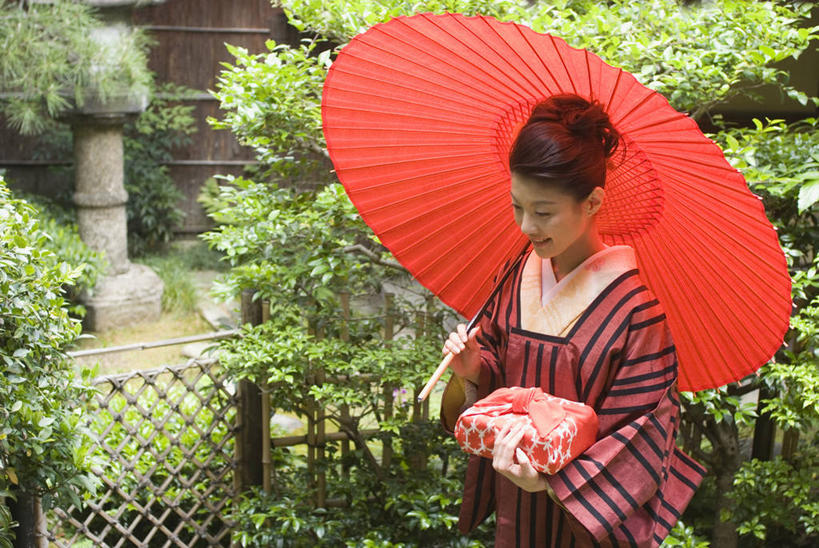 东方人,一个人,站,笑,微笑,横图,室外,白天,正面,民族服装,幸福,植物,亚洲,仅一个年轻女性,仅一个女性,仅一个人,一把,握,阴影,花纹,和服,日本文化,光线,布,伞,图案,影子,雨伞,纸伞,古典,布纹,油纸伞,注视,黄种人,文化,树,树木,一个,红色,绿色,阳光,自然,低头,观察,看,站着,握着,服饰,生长,单个,成长,观看,纪念,布匹,吉祥,察看,关注,古朴,吴服,唐草,唐花,唐锦,垂头,风吕敷,包袱布,平安,年轻女性,女人,女性,亚洲人,站立,半身,彩图,传统服装,民俗服