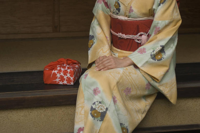 东方人,一个人,坐,横图,俯视,室外,白天,民族服装,亚洲,仅一个年轻女性,仅一个女性,仅一个人,阴影,花纹,和服,日本文化,反射,布,图案,影子,塌塌米,榻榻米,布纹,黄种人,文化,搭,服饰,布匹,正经,庄重,搭着,端庄,严厉,吴服,唐草,唐花,唐锦,风吕敷,包袱布,肃静,叠席,年轻女性,女人,女性,亚洲人,坐着,半身,彩图,高角度拍摄,传统服装,民俗服,矜重