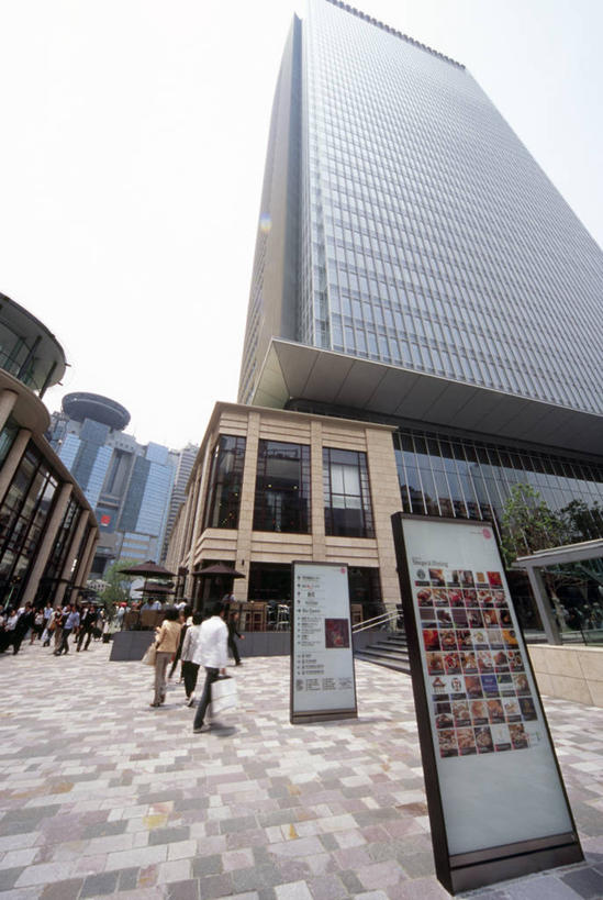 东方人,西方人,高楼大厦,站,竖图,室外,白天,仰视,度假,办公楼,美景,城市风光,城市,大厦,建筑,摩天大楼,写字楼,指示牌,东京,欧洲,日本,欧洲人,亚洲,行人,阴影,服装,光线,标志,文字,影子,景观,许多人,注视,休闲装,黄种人,娱乐,标识,路人,广告,衣服,蓝色,蓝天,天空,阳光,楼宇,天,观察,看,站着,一群人,享受,休闲,休闲服,商务楼,景色,放松,服饰,晴朗,观看,察看,关注,东亚,本州,万里无云,关东地方,本州岛,日本国,东京都,赤坂,过客,男人,男性,年轻男性,年轻女性,女人,女性,白种人,亚洲人,晴空,晴空万里,站立,彩图,低角度拍摄,全身,大楼,高层建筑,高楼,摩天楼,赤坂Sacas