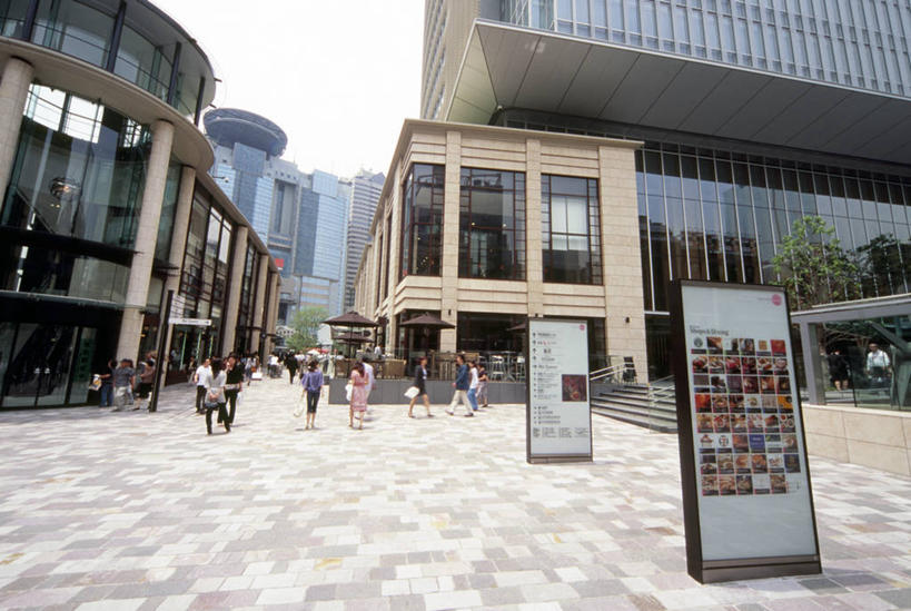 东方人,西方人,高楼大厦,站,横图,室外,白天,仰视,度假,办公楼,美景,城市风光,城市,大厦,建筑,摩天大楼,写字楼,指示牌,东京,欧洲,日本,欧洲人,亚洲,行人,阴影,服装,光线,标志,文字,影子,景观,许多人,注视,休闲装,黄种人,娱乐,标识,路人,广告,衣服,蓝色,蓝天,天空,阳光,楼宇,天,观察,看,站着,一群人,享受,休闲,休闲服,商务楼,景色,放松,服饰,晴朗,观看,察看,关注,东亚,本州,万里无云,关东地方,本州岛,日本国,东京都,赤坂,过客,男人,男性,年轻男性,年轻女性,女人,女性,白种人,亚洲人,晴空,晴空万里,站立,彩图,低角度拍摄,全身,大楼,高层建筑,高楼,摩天楼,赤坂Sacas