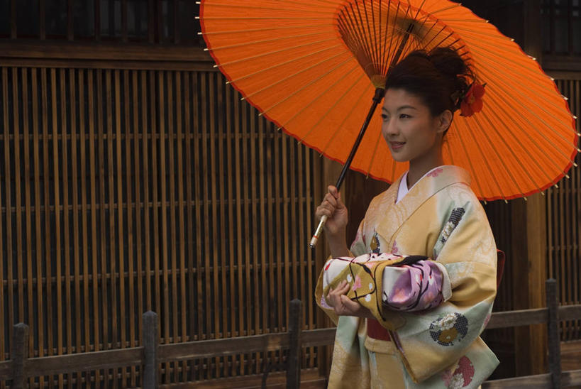 东方人,一个人,站,捧,笑,微笑,横图,室外,白天,正面,幸福,亚洲,仅一个年轻女性,仅一个女性,仅一个人,一把,撑,握,阴影,花纹,日本文化,光线,布,伞,图案,影子,雨伞,纸伞,墙,古典,布纹,油纸伞,注视,黄种人,文化,墙壁,墙面,阳光,观察,看,站着,握着,观看,纪念,布匹,吉祥,察看,撑着,关注,古朴,风吕敷,包袱布,平安,年轻女性,女人,女性,亚洲人,端,端着,捧着,手捧,站立,半身,彩图