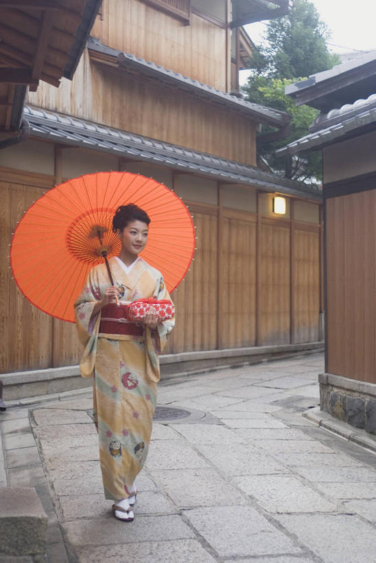 东方人,一个人,家,走,捧,竖图,室外,白天,正面,民族服装,幸福,鞋子,亚洲,仅一个年轻女性,仅一个女性,仅一个人,一把,撑,握,阴影,花纹,和服,日本文化,光线,布,伞,图案,影子,雨伞,纸伞,房屋,墙,屋子,公寓,古典,布纹,油纸伞,注视,黄种人,文化,木屐,洋房,楼房,墙壁,墙面,住宅,红色,阳光,观察,看,握着,服饰,观看,纪念,布匹,吉祥,察看,撑着,关注,古朴,木鞋,吴服,唐草,唐花,唐锦,风吕敷,包袱布,平安,年轻女性,女人,女性,亚洲人,步行,端,端着,捧着,散步,手捧,走路,彩图,全身,传统服装,民俗服,人字拖,人字拖鞋,房子
