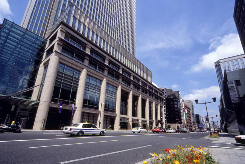 无人,高楼大厦,横图,室外,白天,仰视,旅游,度假,办公楼,标志建筑,大厦,道路,地标,建筑,路,摩天大楼,写字楼,公路,汽车,东京,日本,亚洲,阴影,光线,影子,云,云朵,分界线,停车线,交通,中央区,云彩,娱乐,建设,车,蓝色,白云,蓝天,天空,阳光,楼宇,交通工具,轿车,天,享受,休闲,旅游胜地,商务楼,放松,晴朗,车行道,车行道分界线,载具,标线,东亚,车行线,本州,关东地方,本州岛,日本国,东京都,日本桥,晴空,马路,彩图,低角度拍摄,大楼,高层建筑,高楼,摩天楼,三井塔楼大厦,日本桥三井塔楼大厦