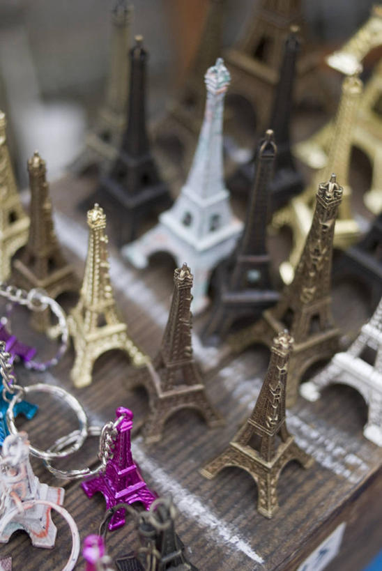 无人,商店,竖图,俯视,室外,特写,白天,购物,消费,桌子,超市,商场,静物,艾菲尔铁塔,许多,阴影,朦胧,模糊,光线,影子,埃菲尔铁塔,阳光,纪念品,模型,金融,百货,纪念,留念,怀念,选购,贸易,百货公司,战神广场,血拼,记念,彩图,高角度拍摄,购物商场,购物中心,商业中心